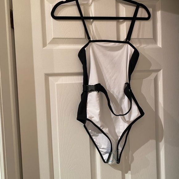 New Look Colorblock Belted Swimsuit - Picture 4 of 6
